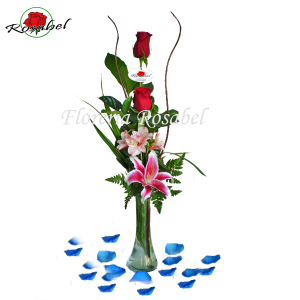 Florero de dos rosas rojas Cdo 06